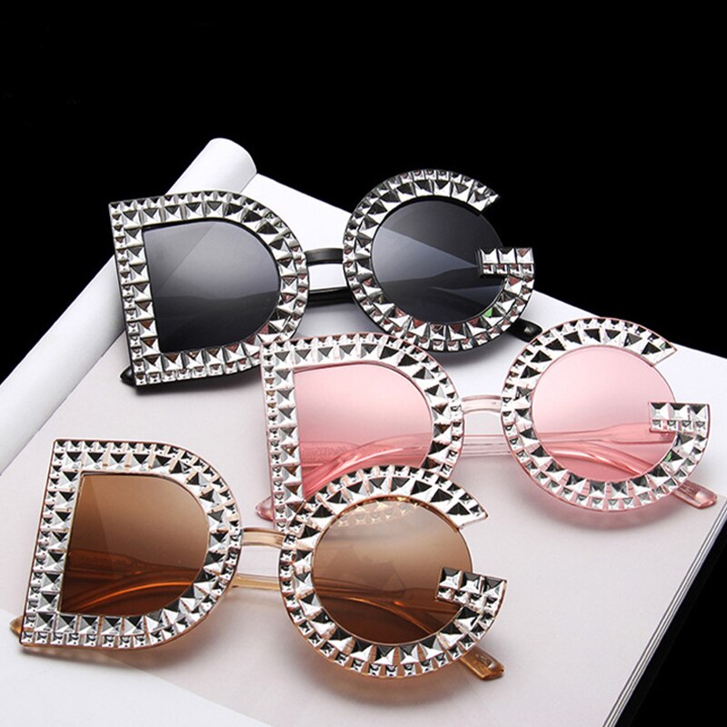 Trend Letter Sunglasses Female Oversized Sun Glasses Women Luxury Brand Spray Paint Diamond Frame Flash Shades Eyeglasses