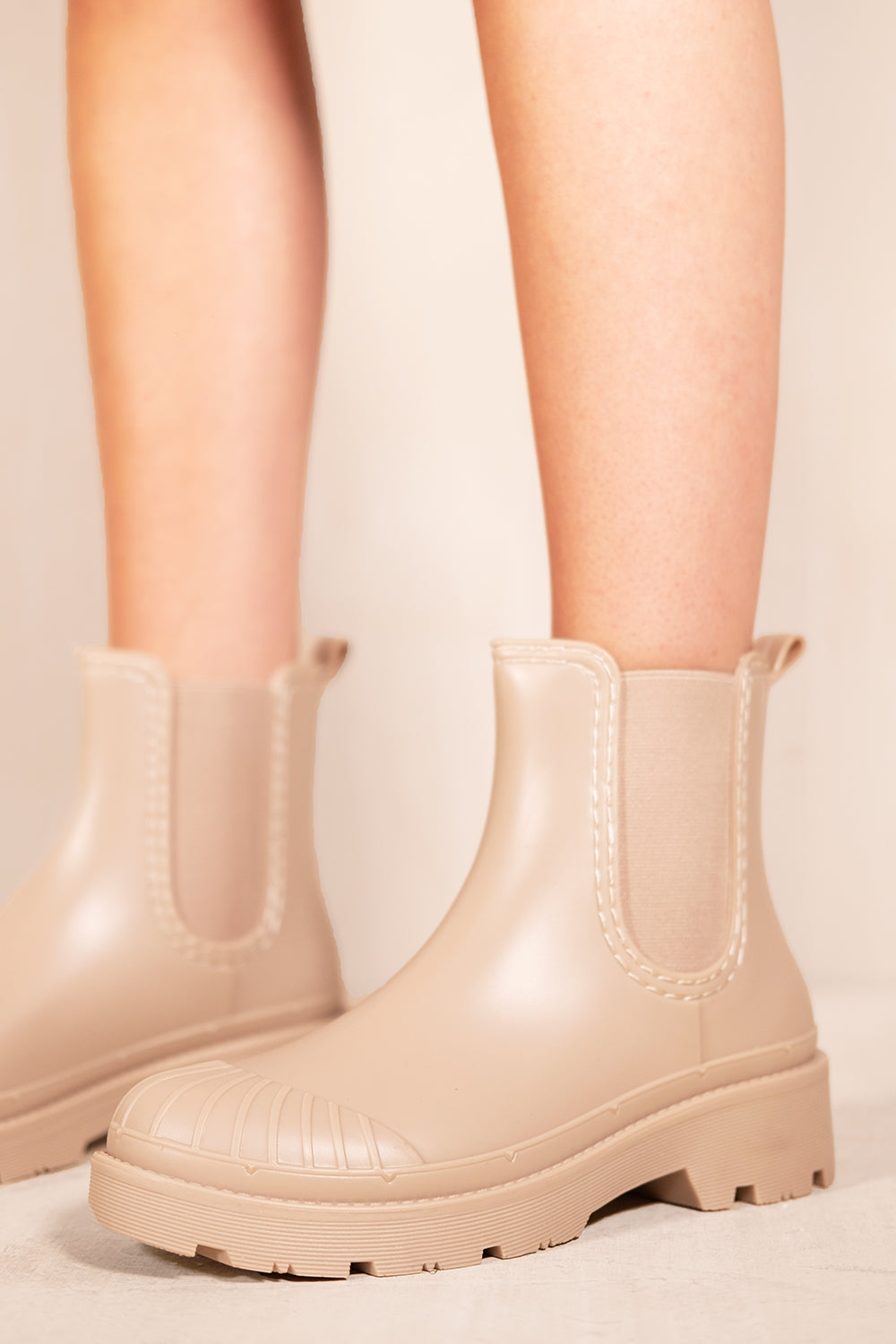 ZOALA FLATFORM PULL ON WELLIE BOOT IN BEIGE - Executive-Skincare