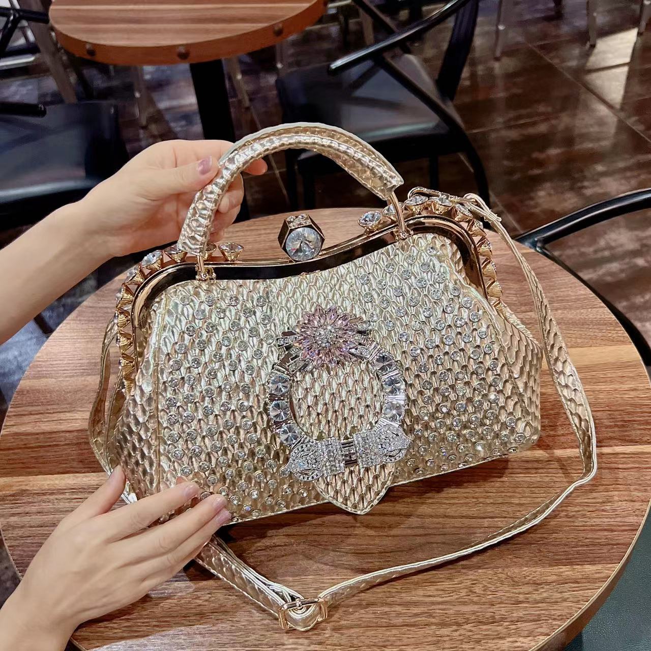 2022 New Luxury Fashion Diamonds Women&#39;s Handbags Leather Design Clip Rhinestone Bag Portable Tote Shoulder Messenger Bags - Executive-Skincare