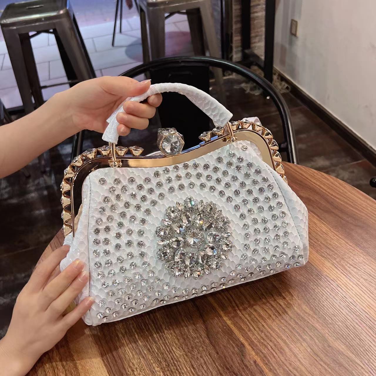 2022 New Luxury Fashion Diamonds Women&#39;s Handbags Leather Design Clip Rhinestone Bag Portable Tote Shoulder Messenger Bags - Executive-Skincare